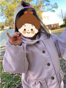 夢いっぱい保育園の園児とどんぐり拾い