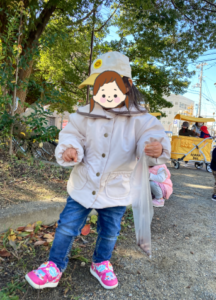 夢いっぱい保育園の園児とどんぐり拾い