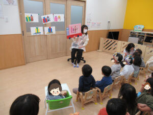夢いっぱい保育園の園児と誕生日会