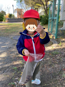夢いっぱい保育園の園児とどんぐり拾い