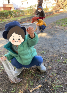 夢いっぱい保育園の園児とどんぐり拾い