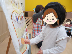 夢いっぱい保育園の園児と誕生日会