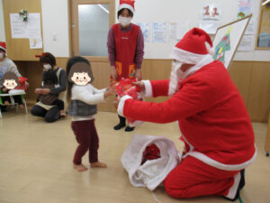 夢いっぱい保育園の園児とクリスマス会