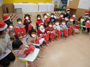 夢いっぱい保育園の園児とクリスマス会