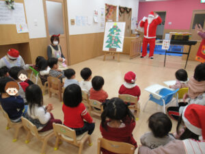 夢いっぱい保育園の園児とクリスマス会
