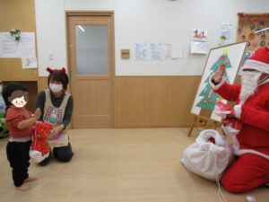 夢いっぱい保育園の園児とクリスマス会
