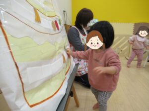 夢いっぱい保育園の園児と誕生日会