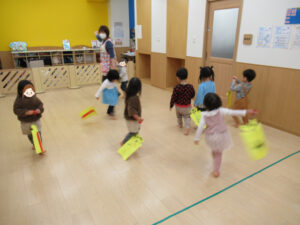 夢いっぱい保育園の園児とお正月