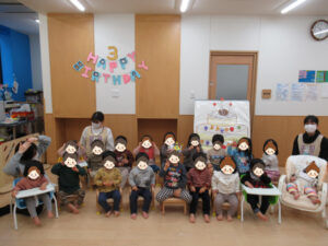 夢いっぱい保育園の園児と誕生日会