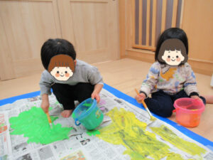 夢いっぱい保育園の園児と絵具あそび