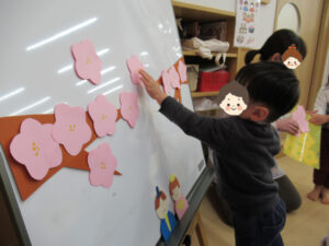 夢いっぱい保育園の園児とひな祭り