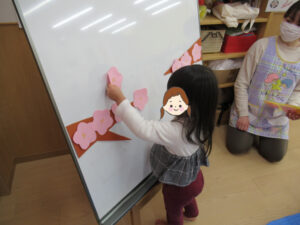 夢いっぱい保育園の園児とひな祭り